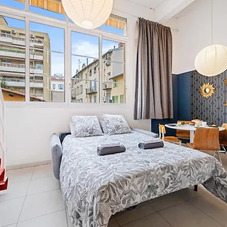 아파트 Nice-Duplex-Plage-Parking-Cimatisation *