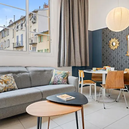 Nice-duplex-plage-parking-cimatisation شقة *